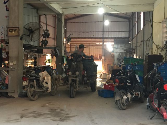 Xe ba gác chở hàng tới các xưởng hàng chục chuyến mỗi ngày