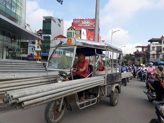 Xe ba gác là phương tiện chở hàng duy nhất trong ngõ nhỏ ở Hà Nội